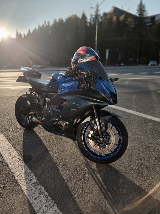 YAMAHA R7 2022 .