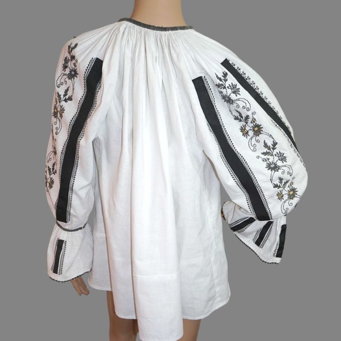 Ie traditionala veche lucrata manual din zona Gorjului M