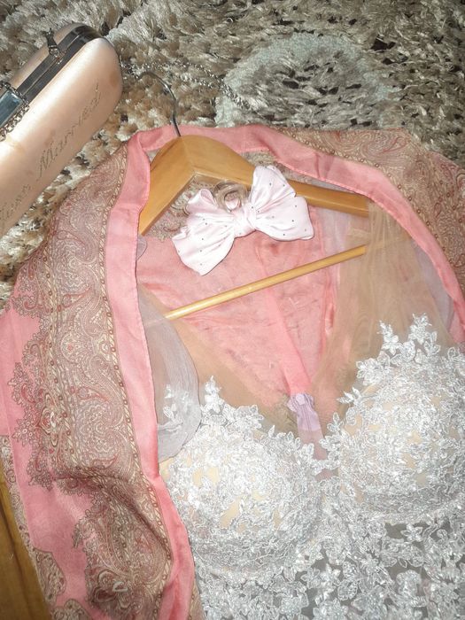 Rochie mireasă plus poșetă ,blezer și clama și sandale