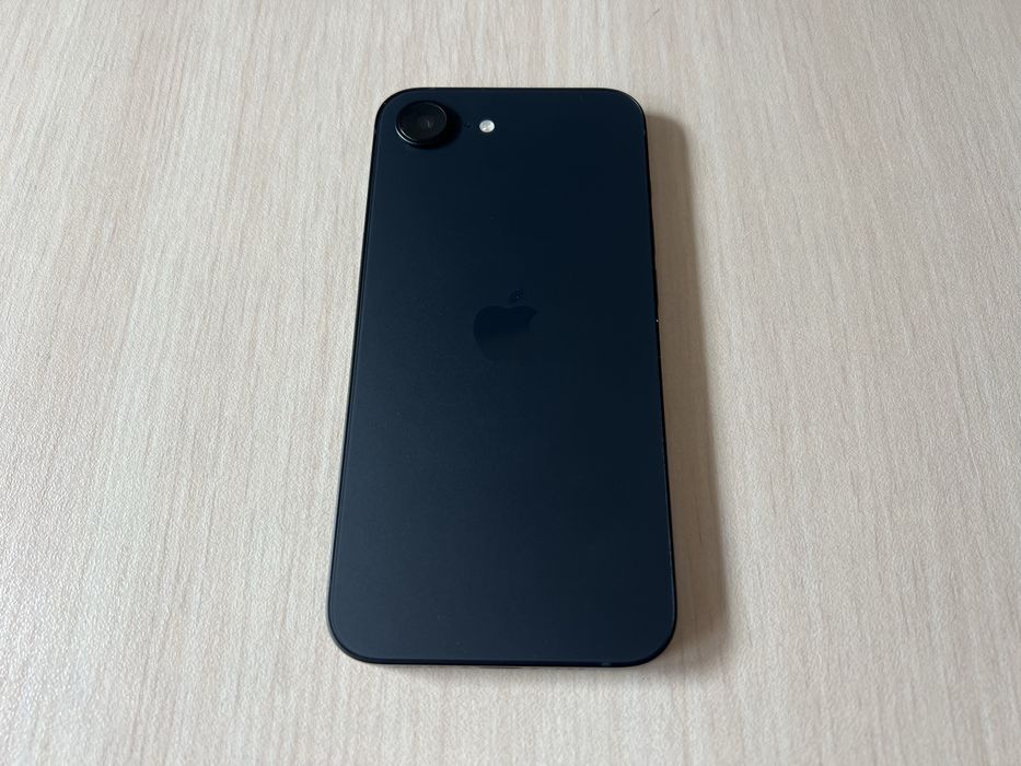 Продавам Apple iPhone 17e 256/8GB