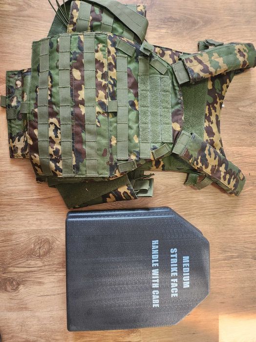 Vesta tactica cu placi.