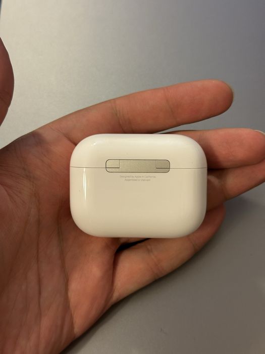 Apple AirPods Pro 3 - почти чисто нови