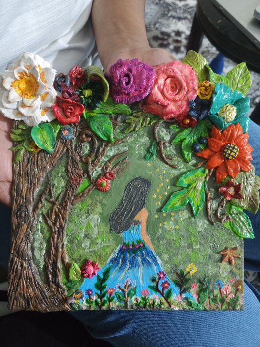 Tuvalga loy va ranglar bilan chiroyli tarzda qolipga solingan rasm.