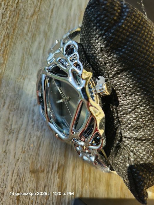 Часовник с цвят на сребро и черен циферблат