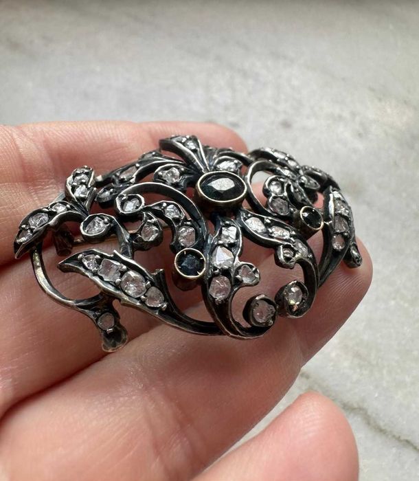 Broșă din aur și argint, decorată cu safire și diamante, în. sec. XX