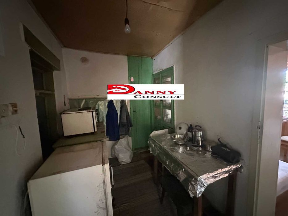 Двуетажна къща с двор и кладенец в с. Караисен