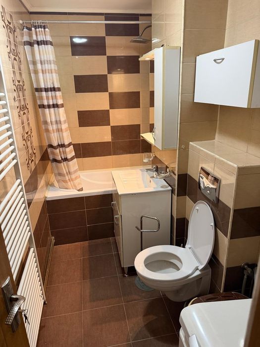 Închiriez apartament 3 camere
