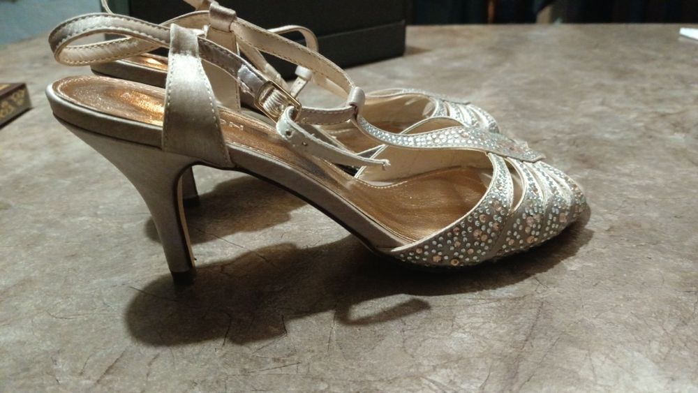 Продам вечернюю обувь