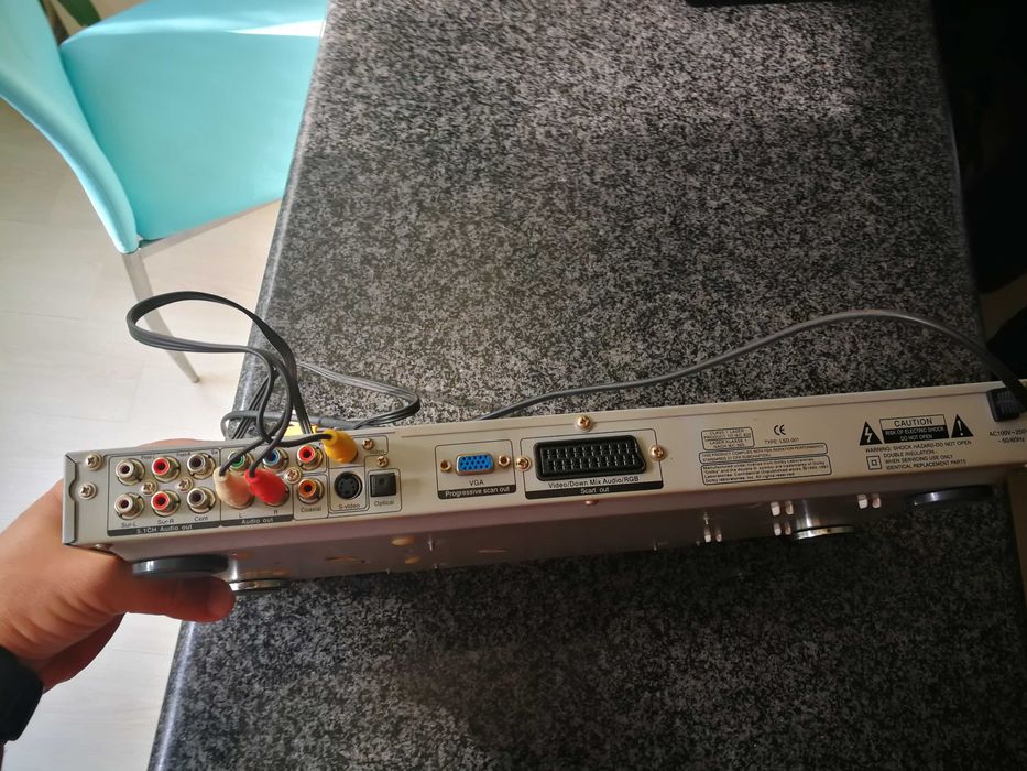 Продавам DVD плеър