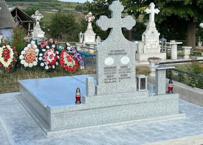 Vând monumente funerare