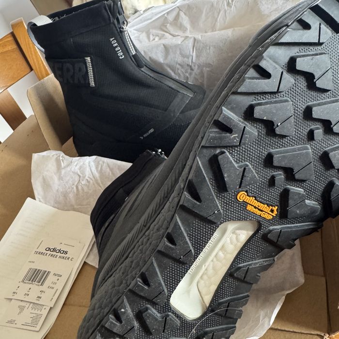 Продава чисто нови туристически водоустойчиви  обувки "Adidas"