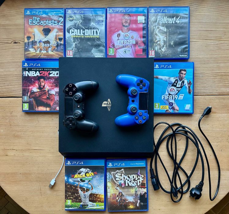 PlayStation 4 PRO + 2 джойстика и 8 игри Конзола Плейстейшън Call of duty, Fifa, WWE