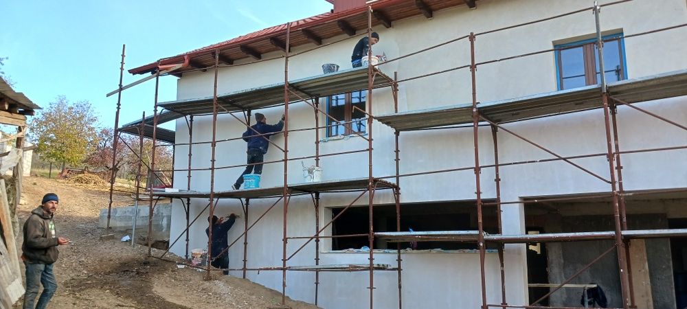 Execut lucrări: fundații, zidărie, acoperisuri, tencuieli, izolații.