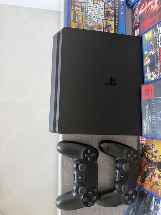 PS4 + 2 Оригинални Джойстика + 7 Игри