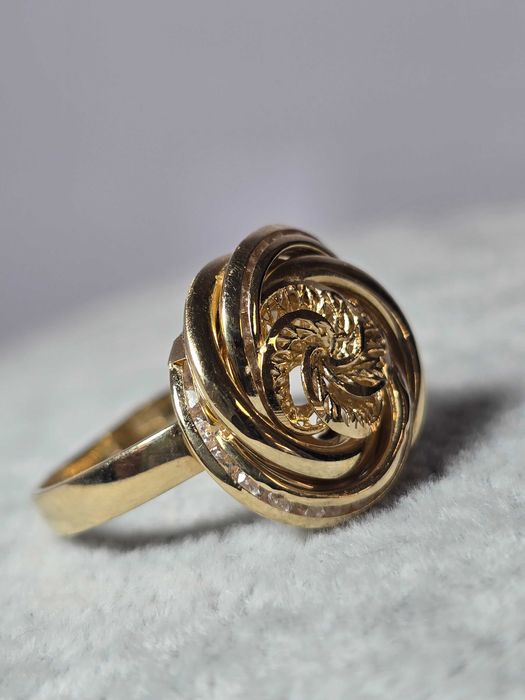 Inel Damă Floare din Aur 14K – Design Elegant și Rafinat