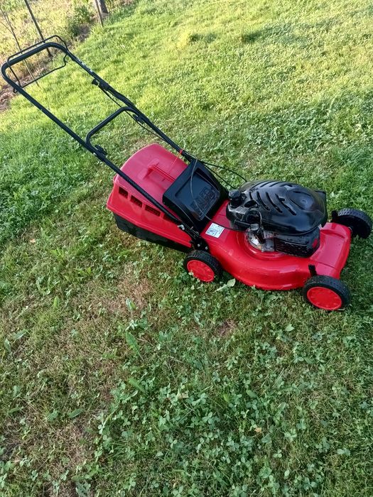 Mașină de tuns iarba