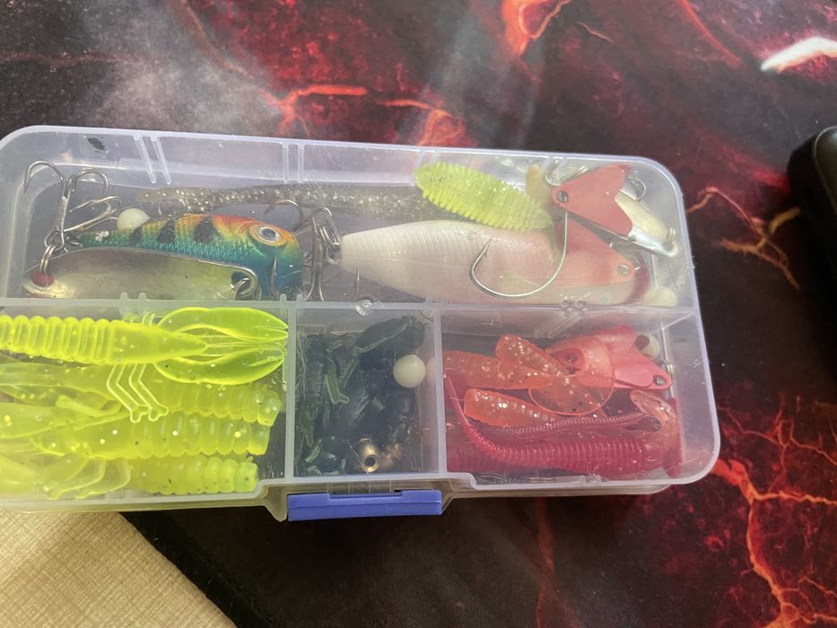 Цял комплект воблери , клатушки , силикони , куки
