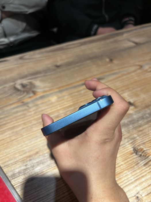 В продаже айфон 13 синего цвета, цена на день