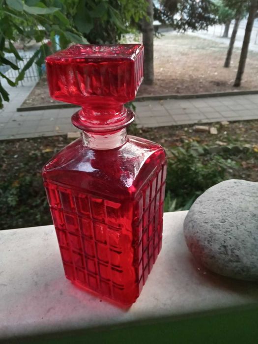 червена стъклена гарафа