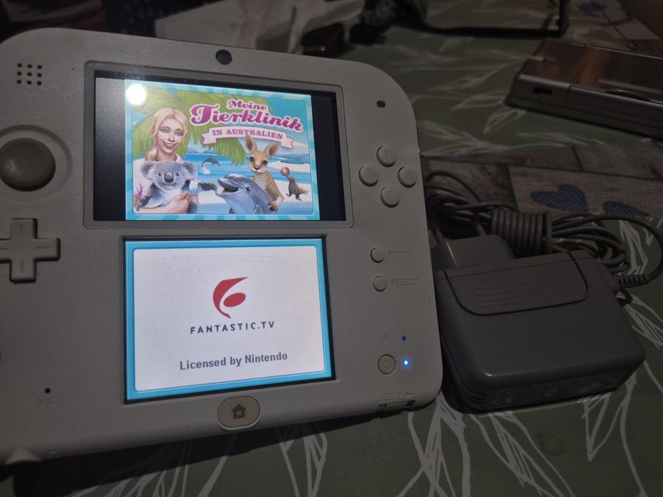 Consola portabila de colecție Nintendo 2DS +1  joc compatibil