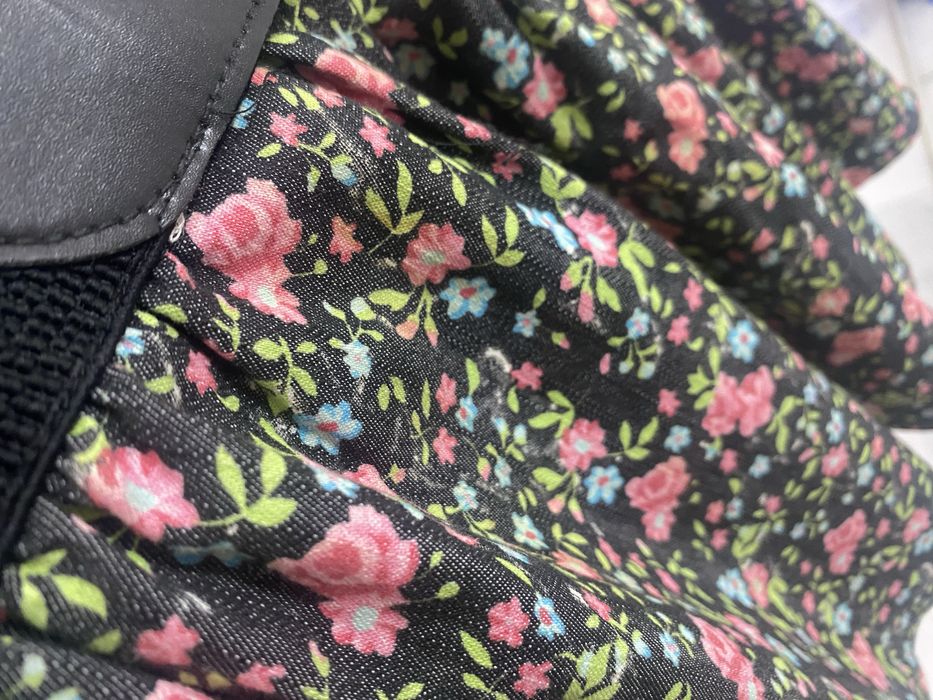 Fustă florală neagră, cu talie elastică și detaliu tip corset centura