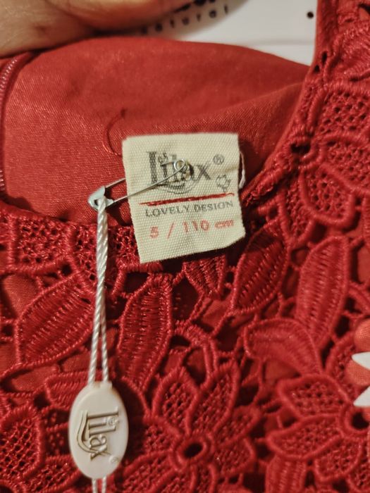 Малка червена рокля