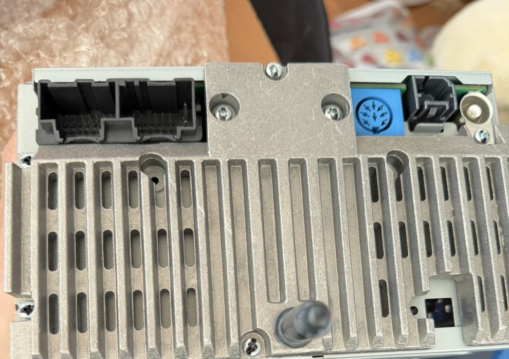 оригинално автомобилно CD/MP3 радио на General Motors (GM), произведено от Daewoo Electronics