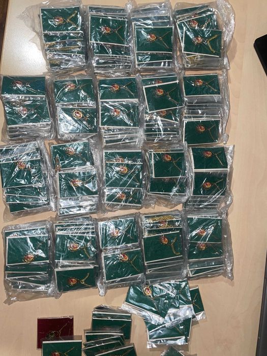 Продавам синджирчета с кръстчета и богородици.