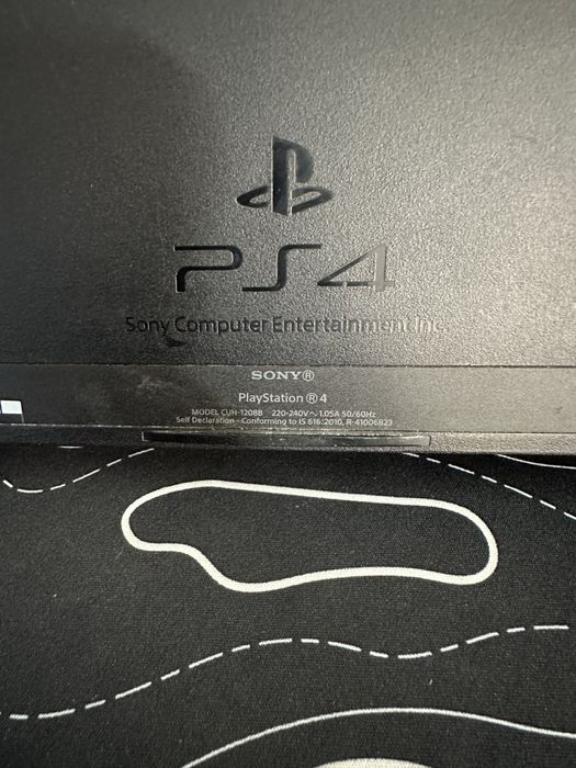 PS4 Classic CUH-1208B 2 джостика в хорошем состоянии