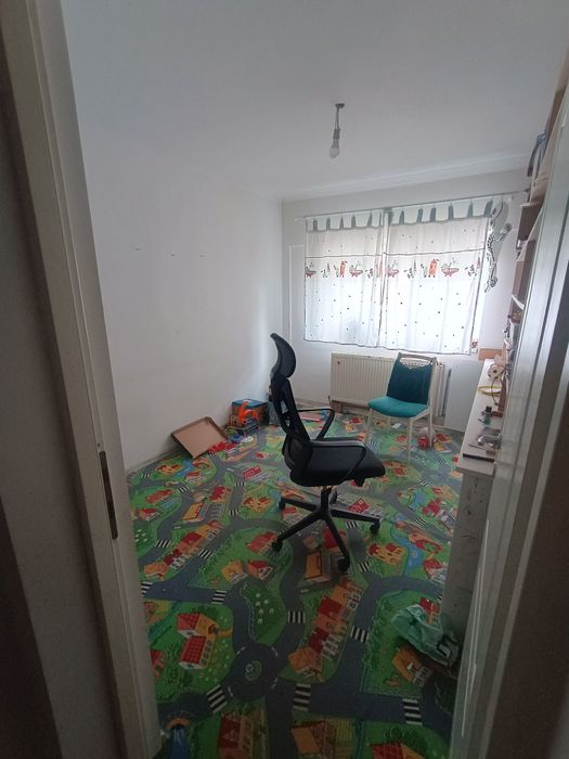 Închiriez- apartament 3 camere+garaj
