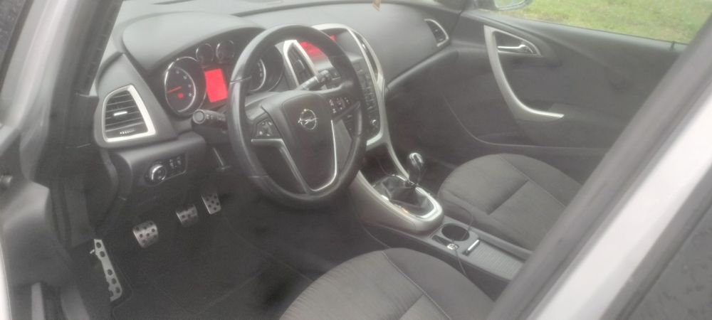 Vând Opel Astra j