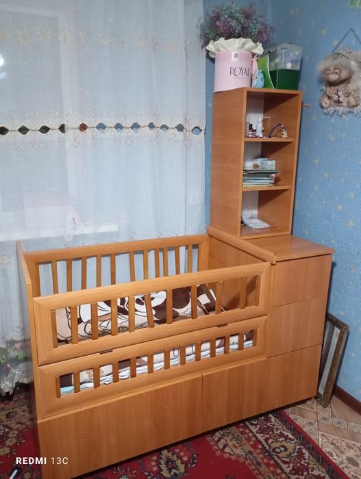 продается детская кроватка со шкафчиками