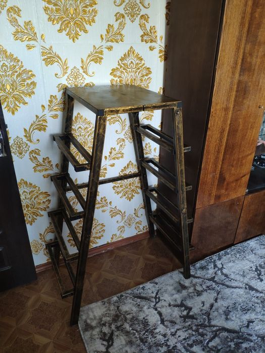 Металлическая стремянка двухсторонняя.