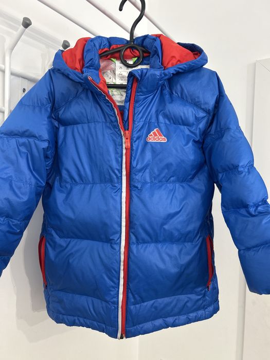 Пуховик фирмы адидас доя мальчика или девочки.