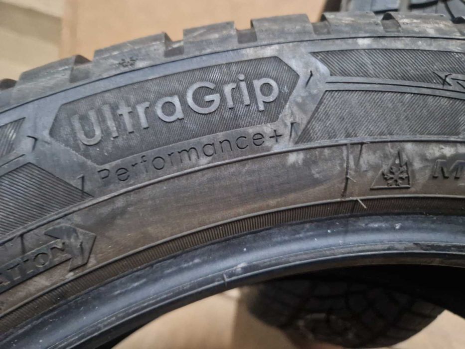 2 Goodyear R20 235/50
зимни гуми
DOT3921