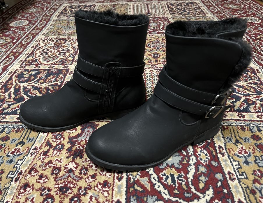 Cizme M&S, noi, imblanite, pentru fete, masura 39,5