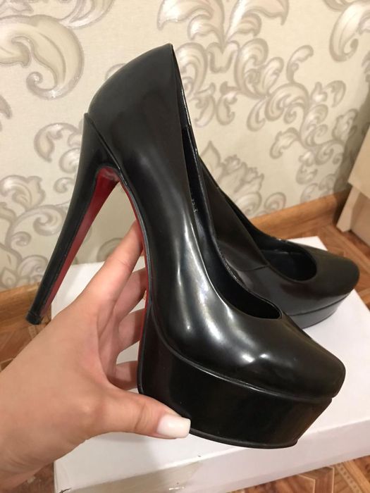 Продаются туфли на высоких каблуках!