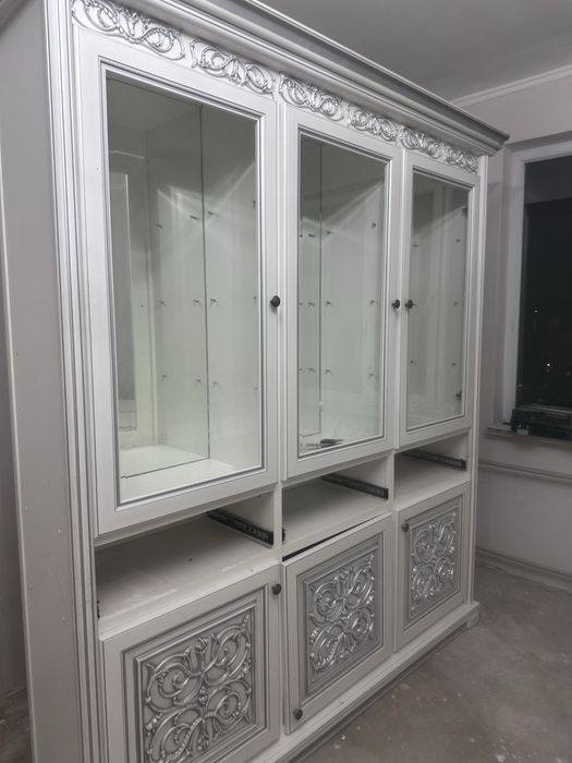 Шкаф, сервант в хорошем состояний.