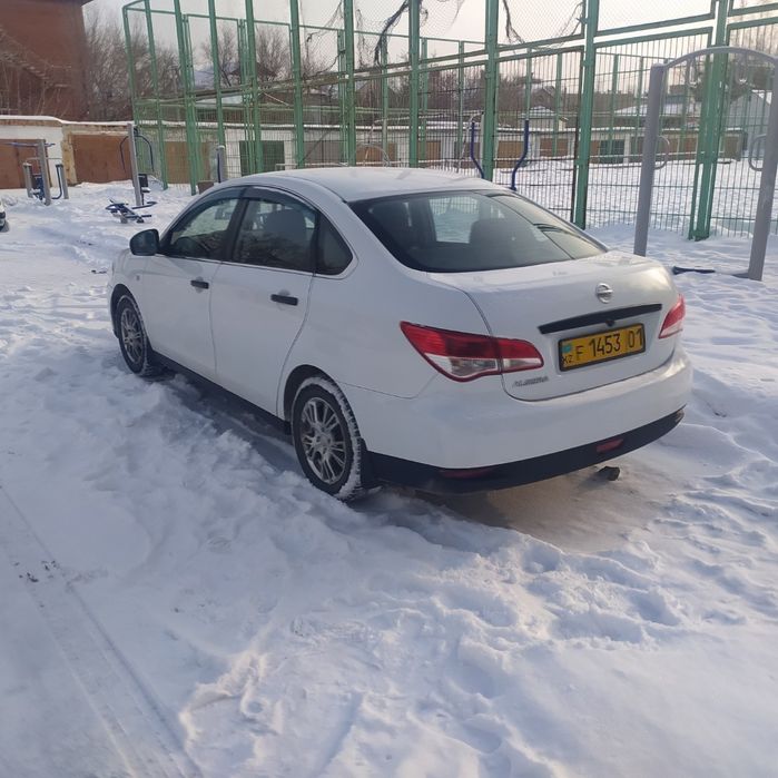 Автомобиль Ниссан Альмера.