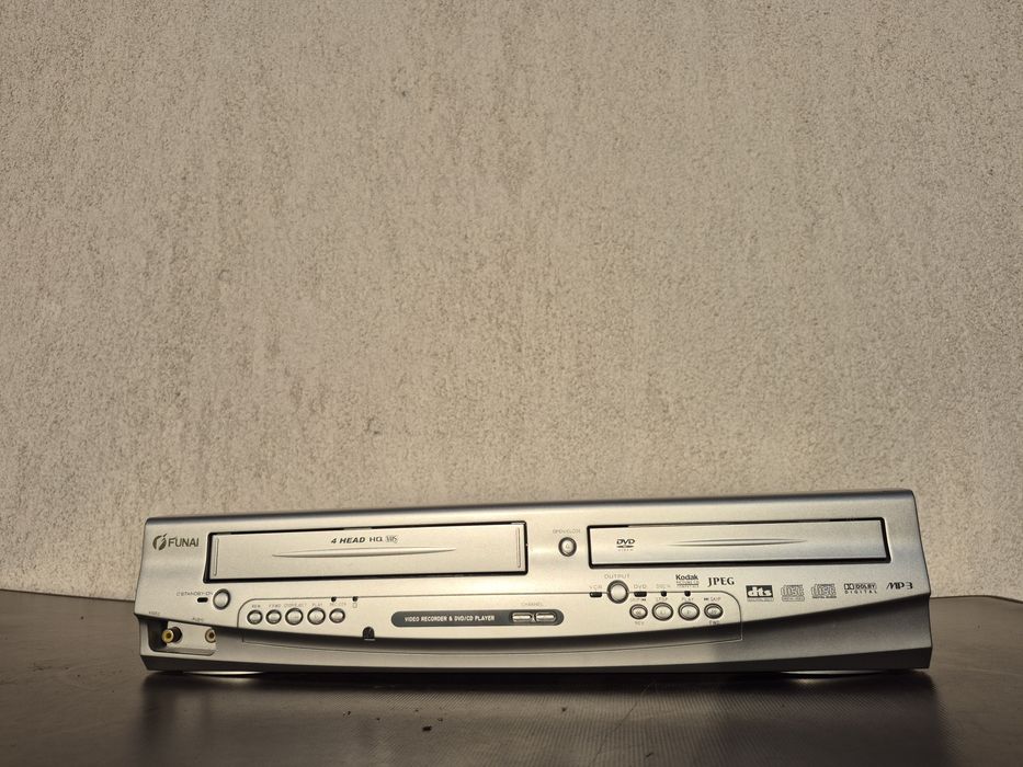 Vând video recorder & DVD Player marca Funai model DVPR-6530
