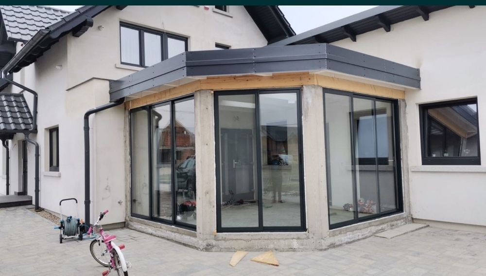 Balcoane închise cu uși glisante din aluminiu, sticlă securizată