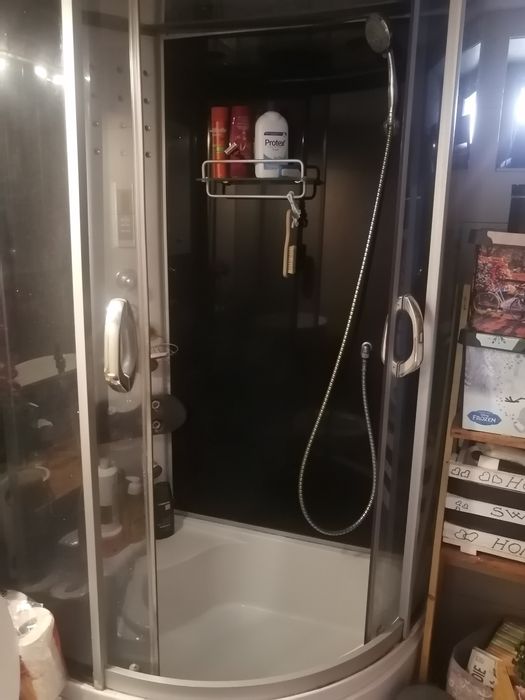 Cabina dus cu hidromasaj pentru spate și picioare cu radio incorporat și luminițe, clădită adâncă pe colt