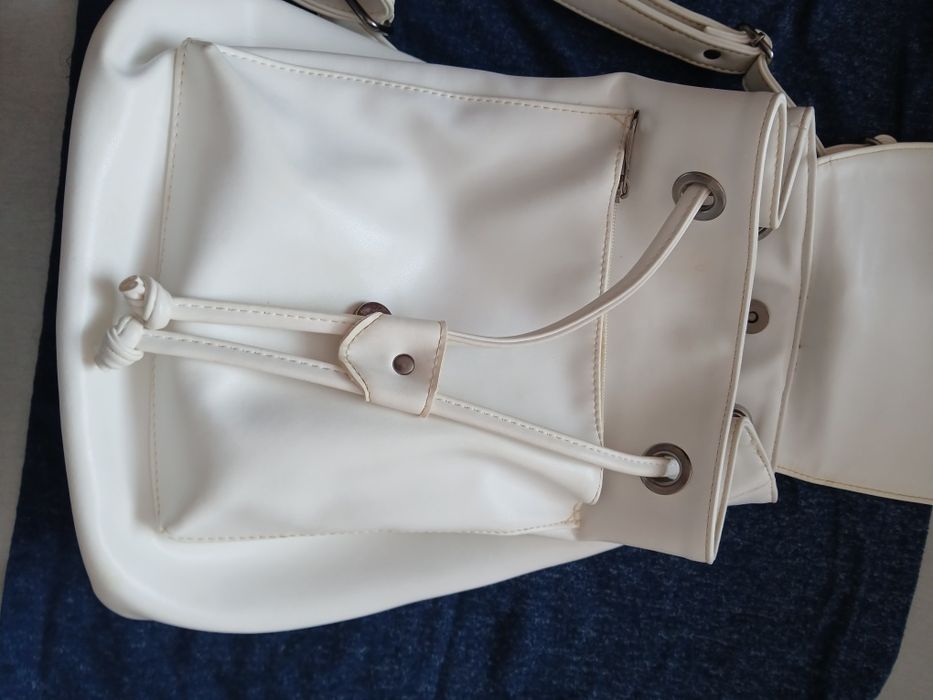 Бяла кожена раница