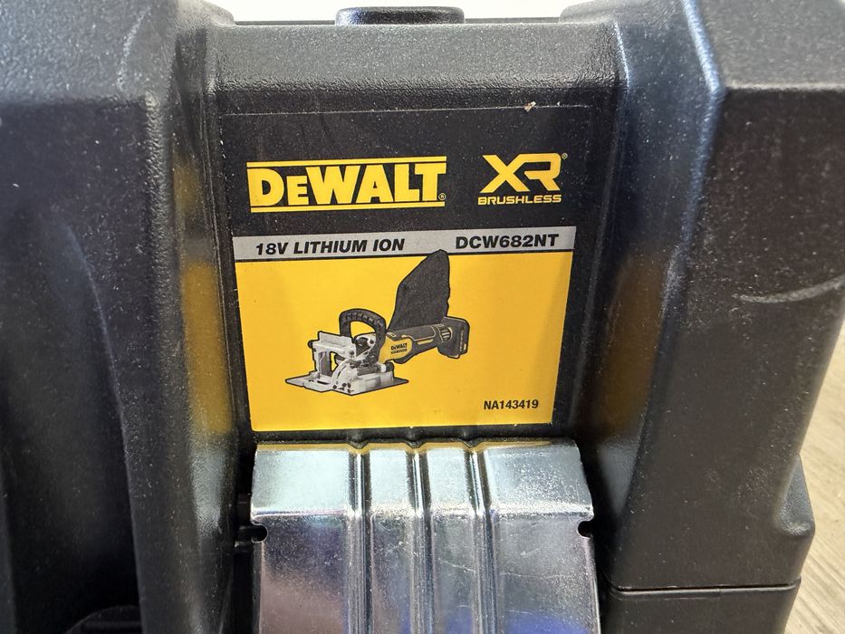 DEWALT DCW682NT Акумулаторна фреза за нутове