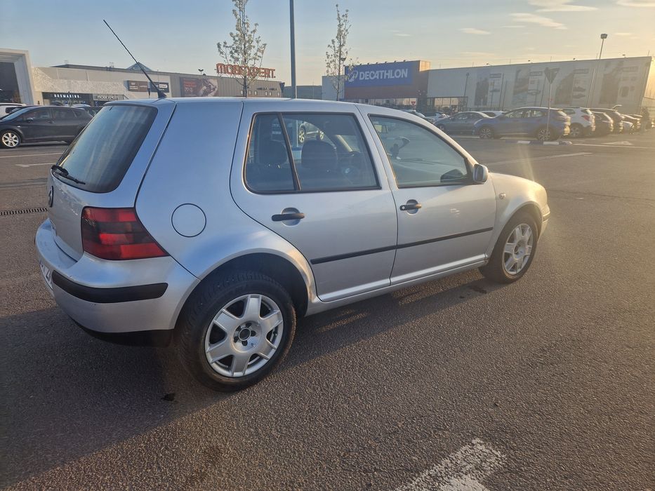 Volkswagen Golf 4 ,anul 2002,motorizare 1,4 benzină