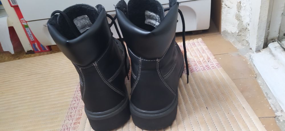 Боти/ кубинки в бежов и черен цвят, велур, 39 номер., чисто нови