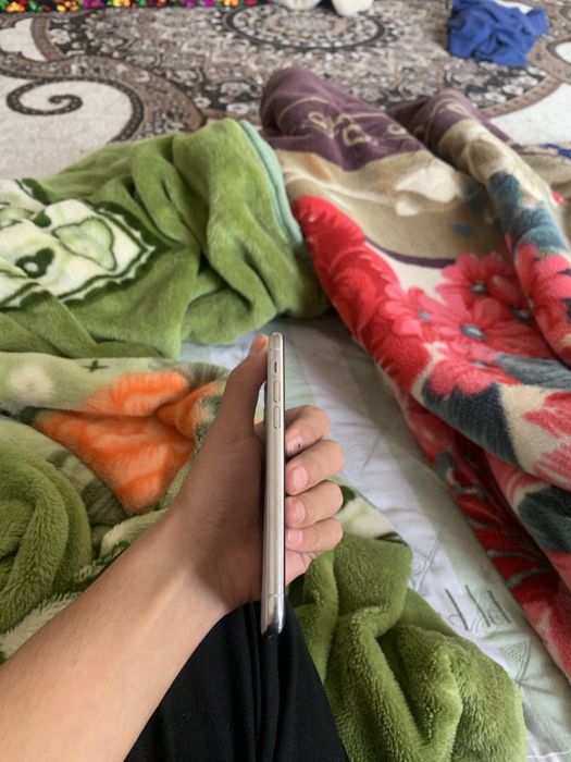 Iphone 11pro orqasi singan faqat lekin hamma joyi radnoy