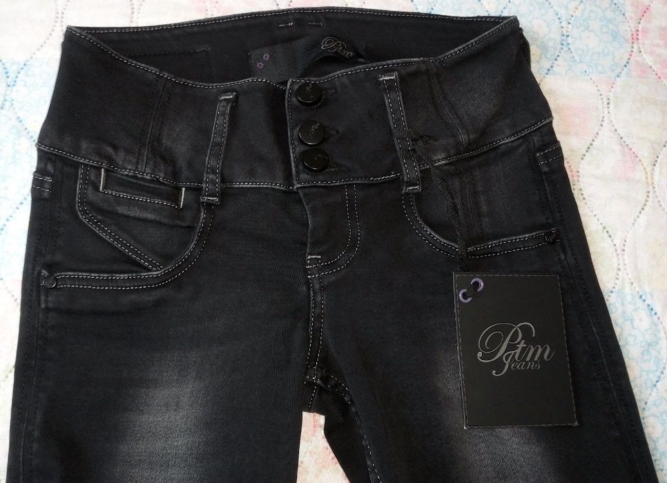 Нови, черни ластични дънки с размери 27/32 и дължина 174см.