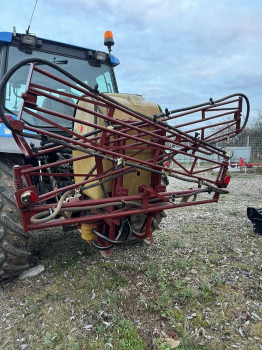 Vând grebla de împrăștiat fanul,erbicidator și remorca de tractor