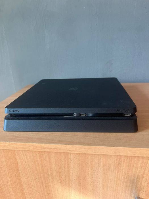 продам ps4 с подпиской пол года